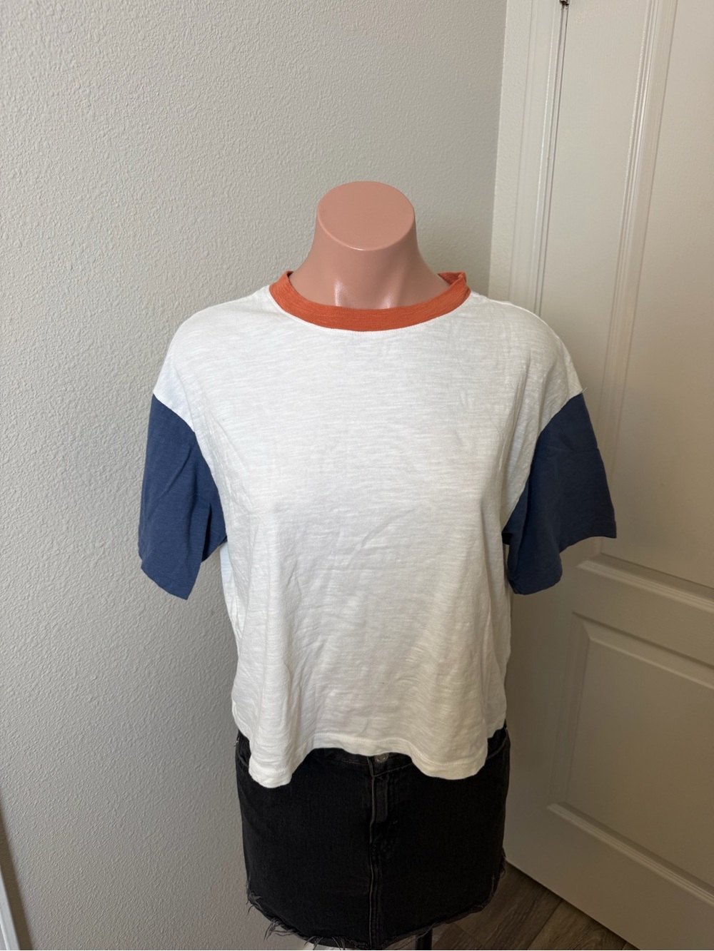 Universal Thread White Tee with Navy Sleeves and Rust Neck Sz M